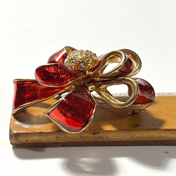 Vintage Kenneth Cole KC Gold Red Enamel Ribbon Bow Brooch - Picture 6 of 10